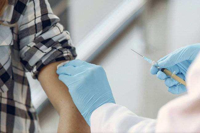 Омский губернатор высказался о вакцинации от коронавируса