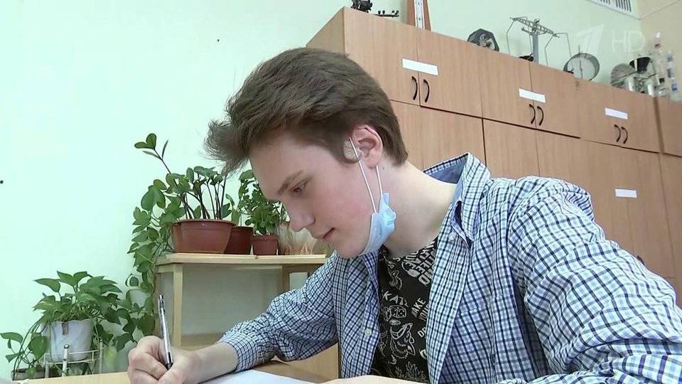 Выпускники школ сдают первый обязательный экзамен по русскому языку