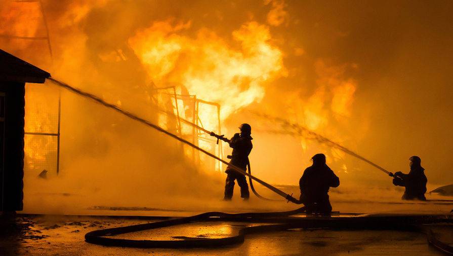 Сотрудники МЧС тушат крупный пожар в Подмосковье
