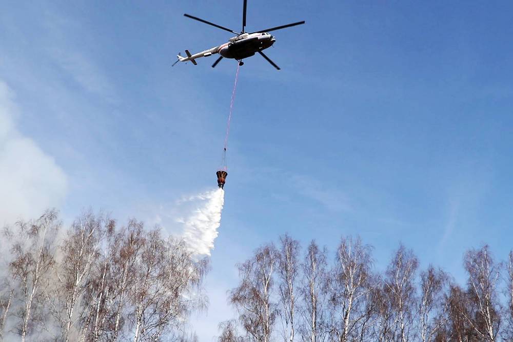 Крупный пожар в Подмосковье тушат вертолеты МЧС