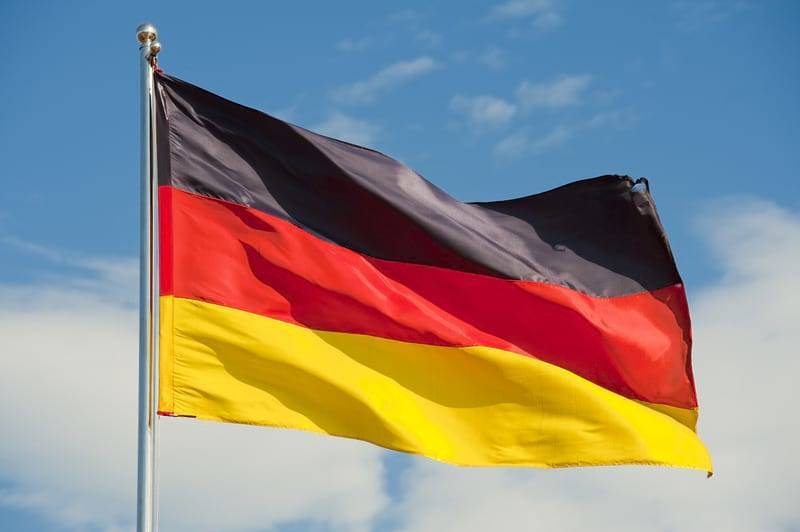 В Германии расследуют продажу фейковых COVID-паспортов и мира