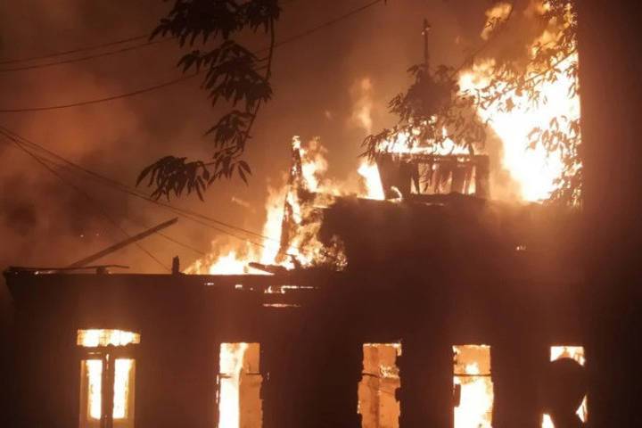 В Саратове огонь уничтожил старинную церковь