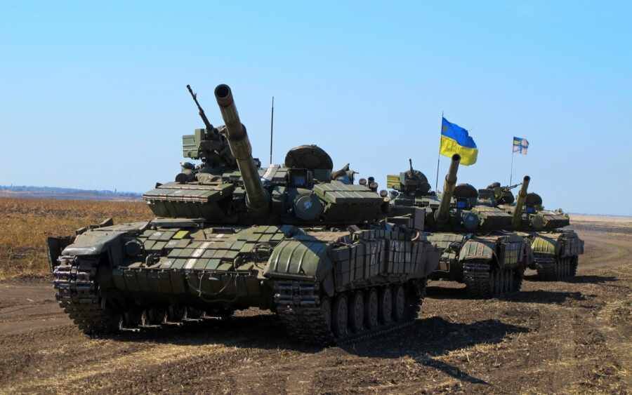 Киев на севере оккупированной ЛНР приготовил танки к бою