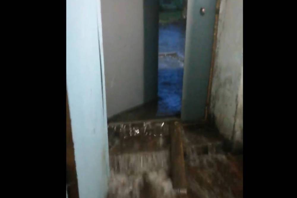 Вода хлынула в подвал многоквартирного дома в Петрозаводске