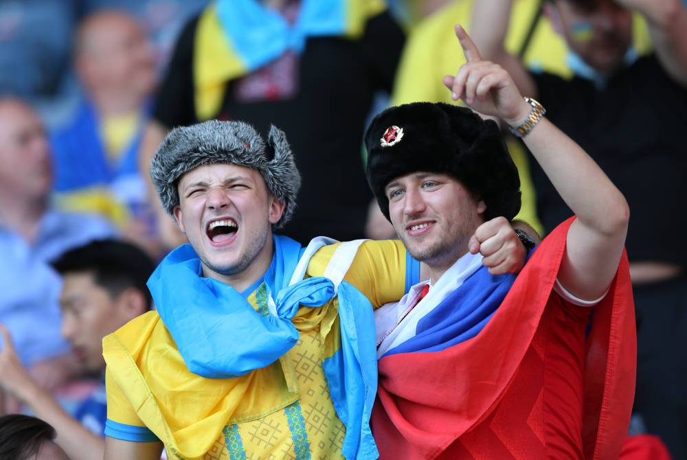Евро-2020: российский фанат пришел на трибуну Украины с российским флагом и пожалел