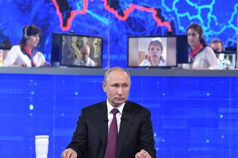 Путин: коммерческие банки должны внимательно контролировать переводы и получение средств