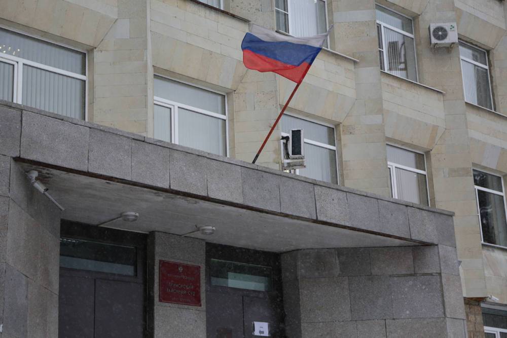 Суд Петербурга ограничил свободу беременной матери, сын которой скончался от падения из окна