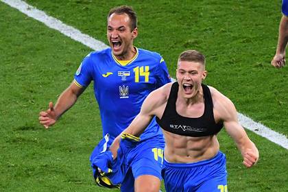 Топ под футболкой украинского футболиста во время матча удивил болельщиков
