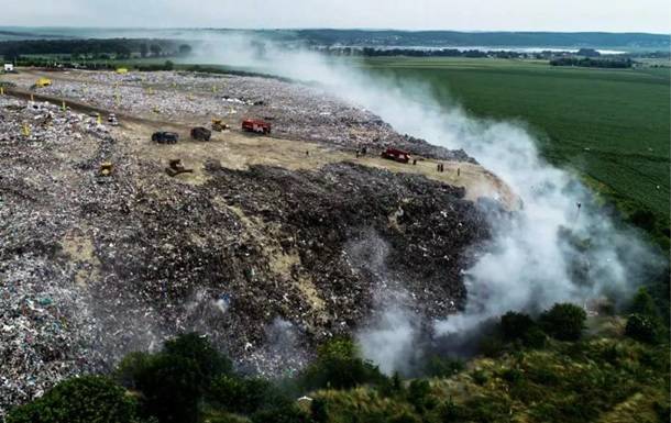 Спасатели второй день тушат пожар на свалке под Тернополем