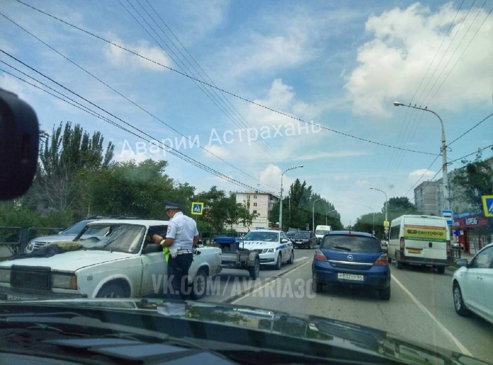 В Астрахани на "зебре" водитель ВАЗ сбил 17-летнего парня