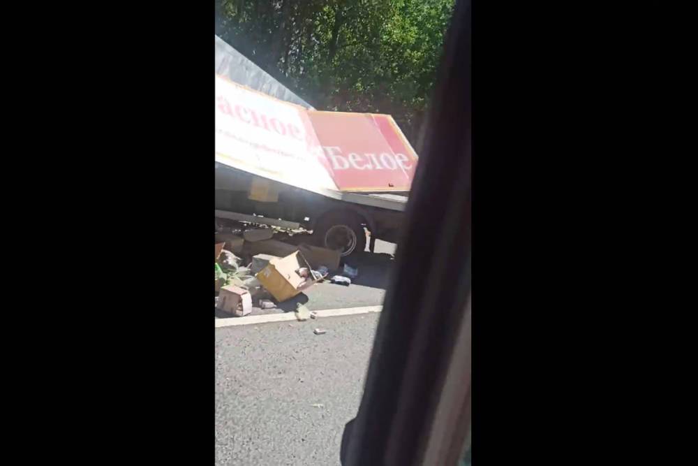 Грузовик «Красное&Белое» попал под колеса фуры на Мурманском шоссе
