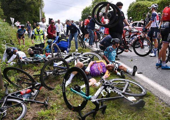 Столкнулись несколько десятков велосипедистов: во Франции арестовали женщину, которая спровоцировала аварию на Tour de France's