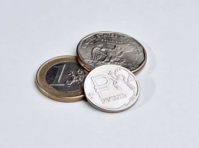 Эксперт Александр Купцикевич назвал три основные причины ослабления рубля