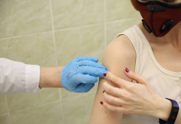 Власти Петербурга сообщили о росте темпов вакцинации от COVID-19