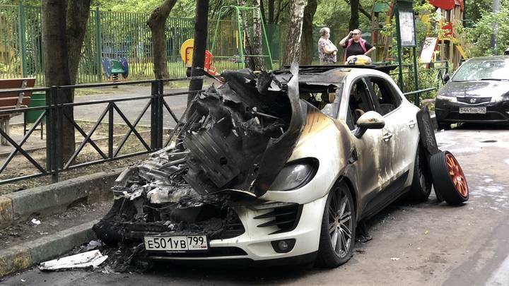Элитный Porsche подожгли на юге Москвы