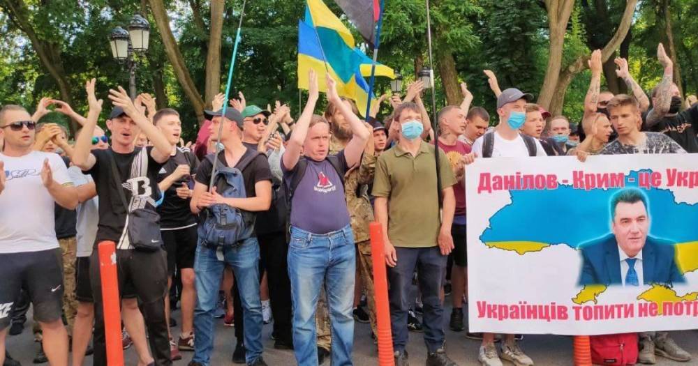 Ветераны АТО и национал-патриоты заблокировали дорогу возле дома Зеленского и требуют отставки Данилова (Видео)