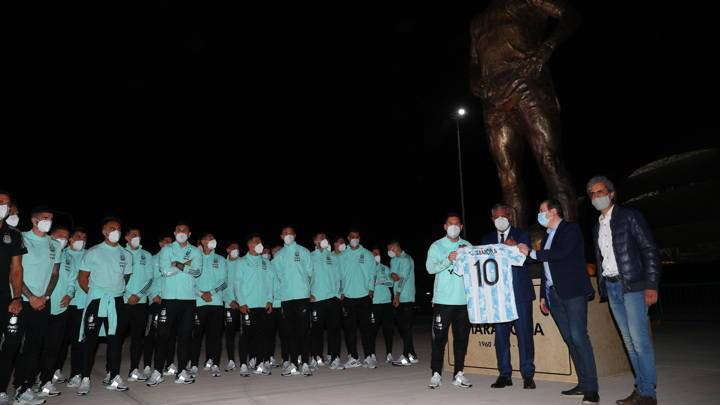 Сборная Аргентины посетила открытие статуи в честь Марадоны