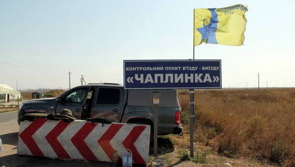 Украина закроет один из трех пунктов пропуска на границе с Крымом