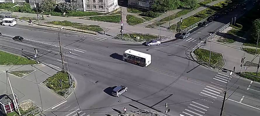 Очередной водитель автобуса в Петрозаводске пролетел перекресток на красный (ВИДЕО)