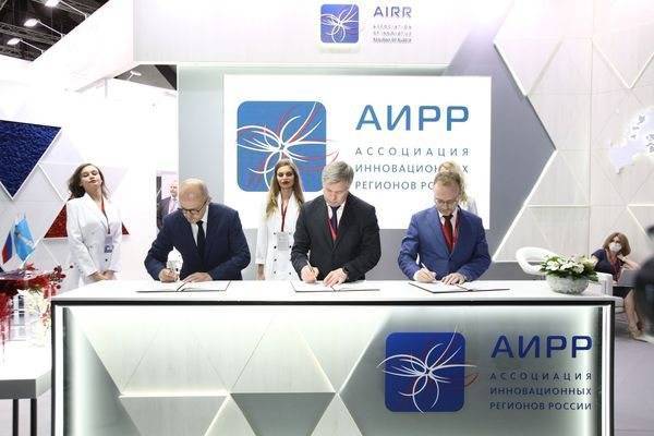 На Международном экономическом форуме Алексей Русских подписал важное для региона соглашение