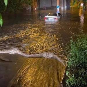 В Мариуполе ночной ливень затопил десяток улиц: автомобили тонут. Видео