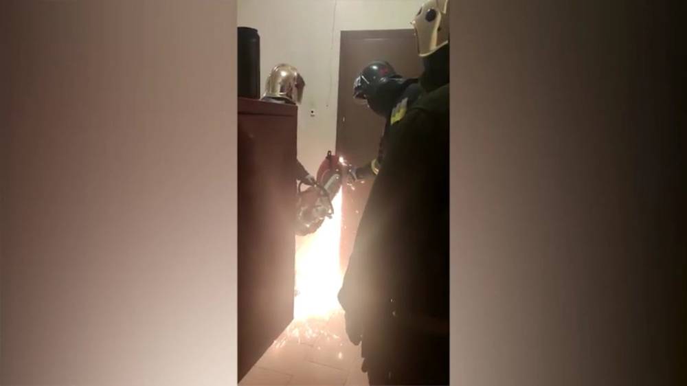 Полиция вскрыла квартиру мужчины, сбившего ребенка на электросамокате