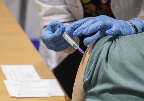Прививки от коронавируса сделали почти 4800 киевским педагогам