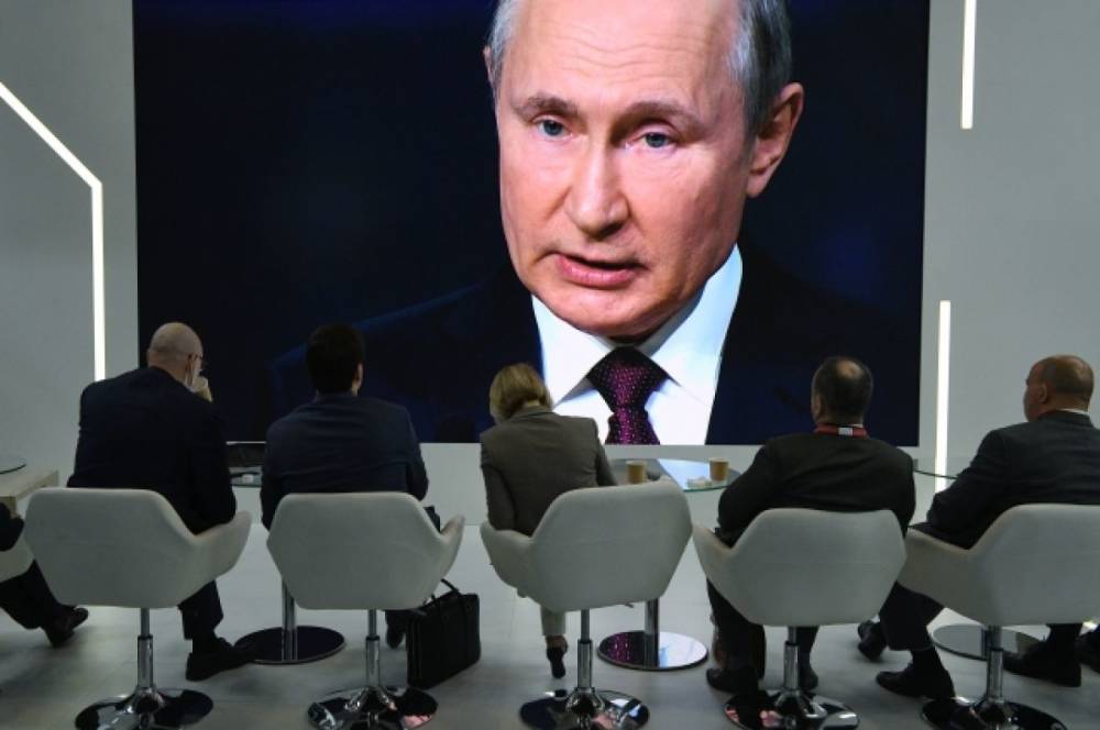 Путин назвал абсурдными политические запреты на доступ к вакцинам от COVID