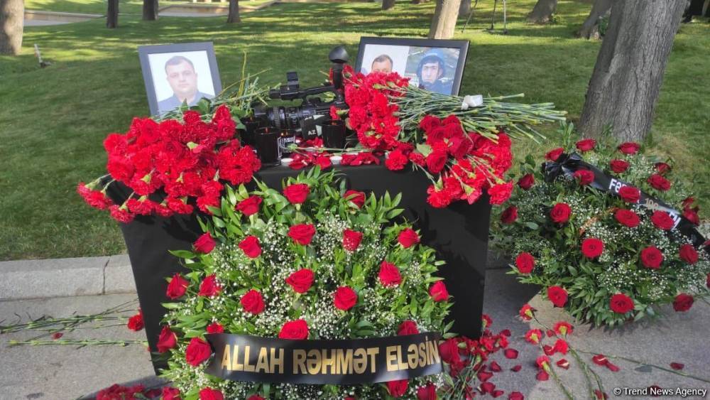 В Баку чтят память журналистов, погибших в результате подрыва на мине в Кельбаджаре - ПРЯМАЯ ТРАНСЛЯЦИЯ (ФОТО)