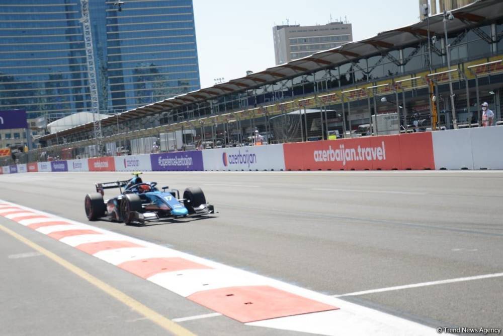 В Баку стартовал второй свободный заезд в рамках Гран-при Азербайджана Формулы-1