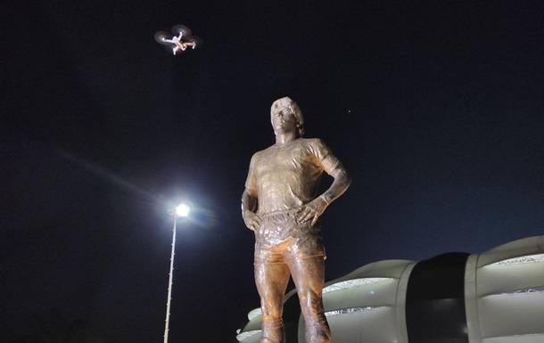 В Аргентине открыли памятник Марадоне