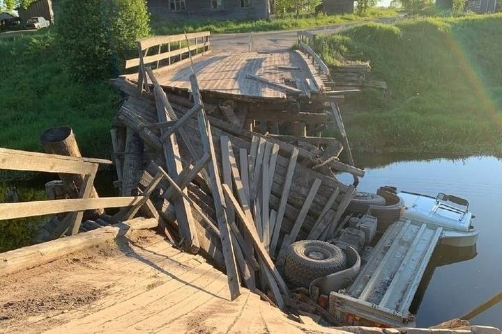 Под тяжестью МАЗа рухнул деревянный мост в Карелии