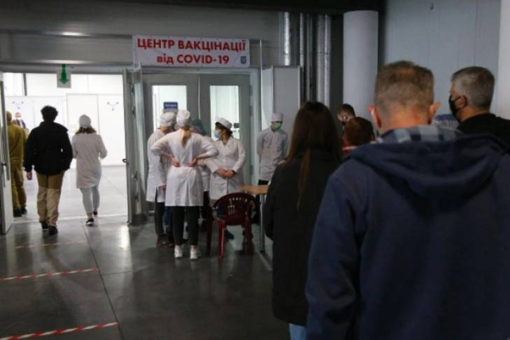 Центры массовой вакцинации в выходные заработают в пяти городах Украины