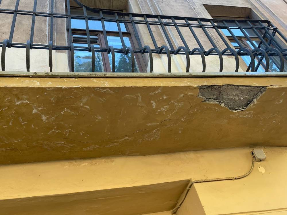 Жители Васильевского острова пожаловались на осыпающуюся с балкона штукатурку