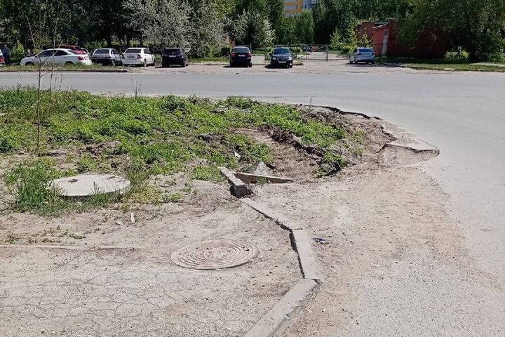 Жительница Омска возмутилась из-за рукотворной ямы на дороге