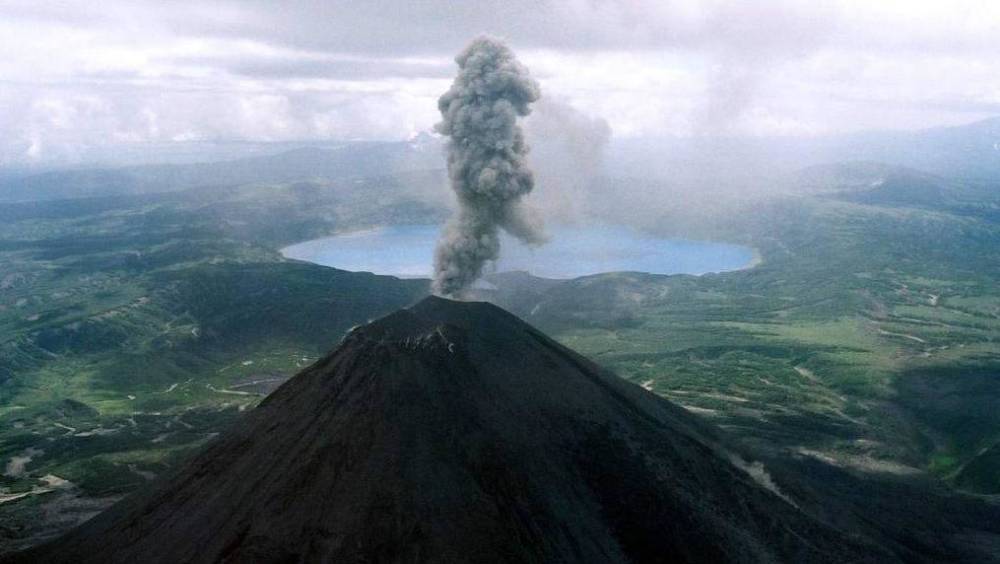 Вулкан Эбеко на Парамушире выбросил пепел на высоту 2,5 км