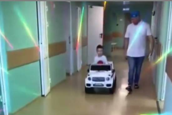 Пациенты нижегородской детской больницы № 1 ездят по коридорам на «иномарке»