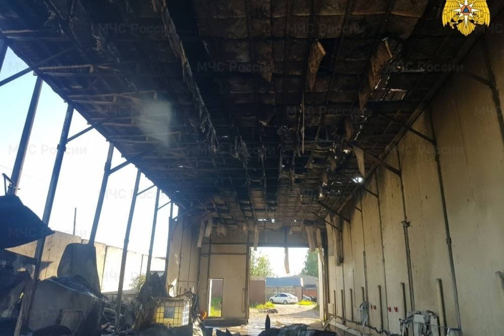В Смоленской области пожарные тушили горящую автомойку