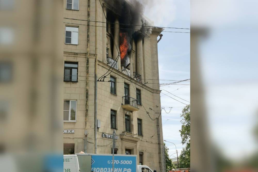 На проспекте Стачек в Петербурге полыхает квартира