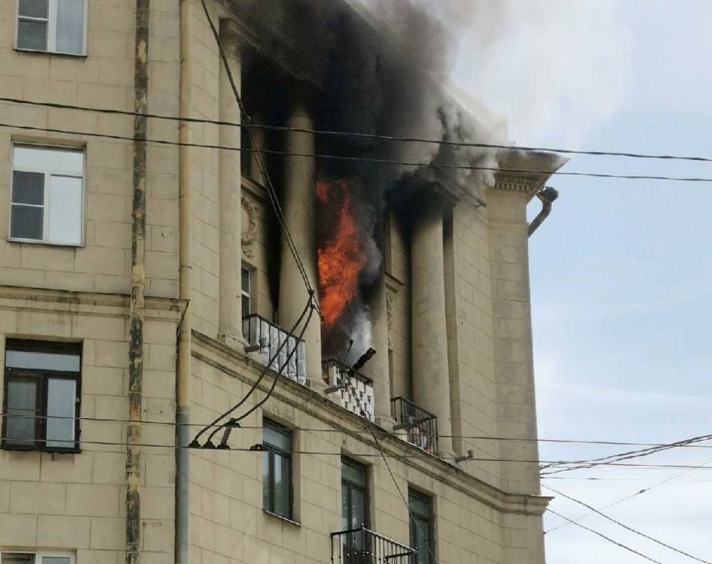 В Петербурге пожарные эвакуировали из полыхающей квартиры женщину с двумя детьми