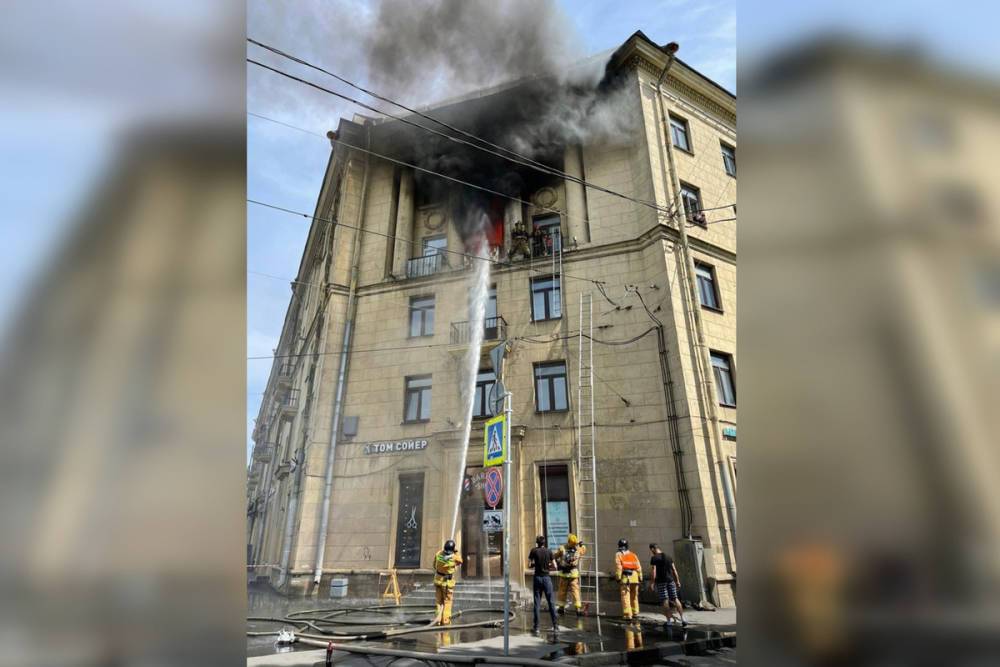 Двое детей пострадали после пожара в коммуналке на проспекте Стачек