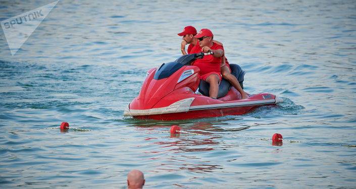 Спасатели помогли добраться до берега подростку, заплывшему далеко на Тбилисском море