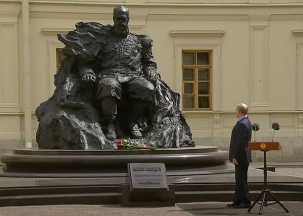 "Супер! Скала! И человек – скала": Путин открыл памятник Александру III в Гатчине