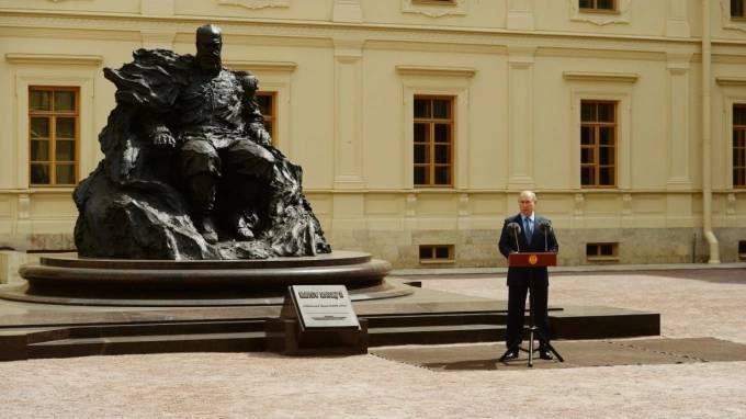 Владимир Путин посетил церемонию открытия памятника Александру III