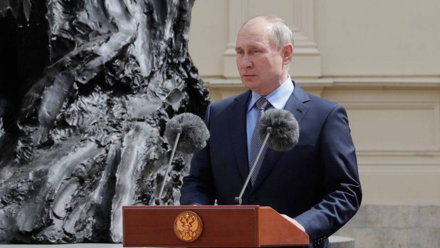 Путин приехал на открытие памятника Александру III в Гатчине