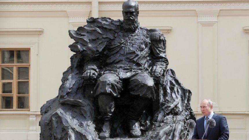 «Супер! Человек-скала»: Владимир Путин открыл памятник Александру III в Гатчине