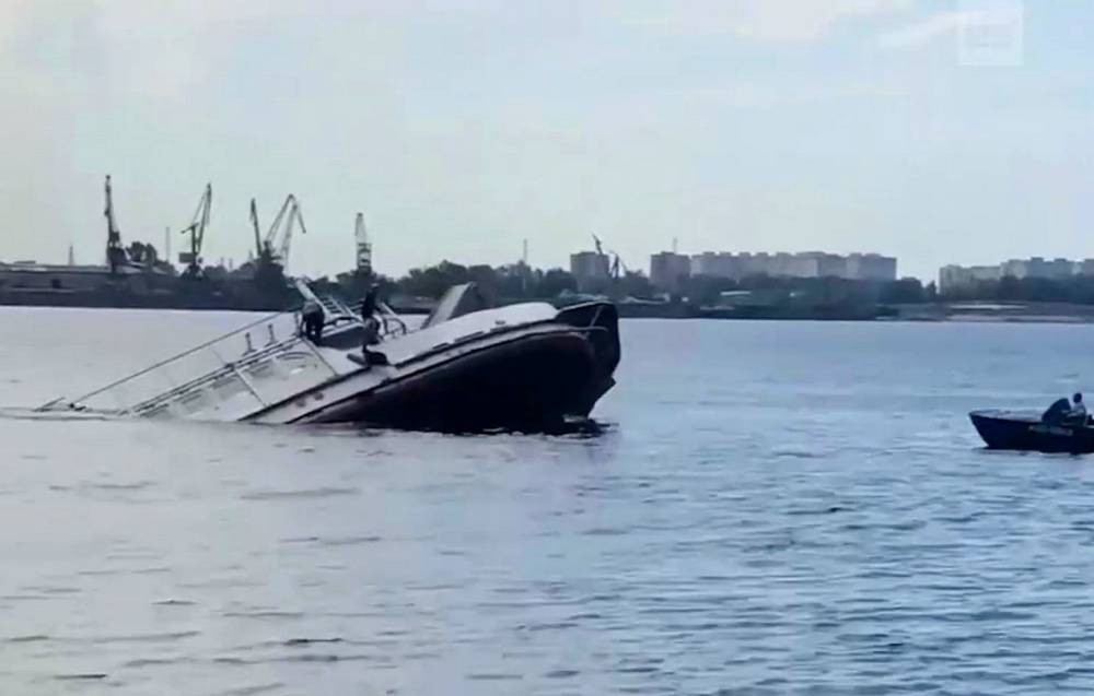 На Волге пароход затонул за несколько минут, в Сеть попало видео спасения экипажа