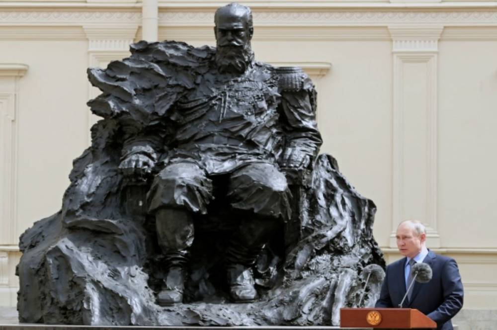 Путин открыл памятник Александру III в Гатчинском дворце