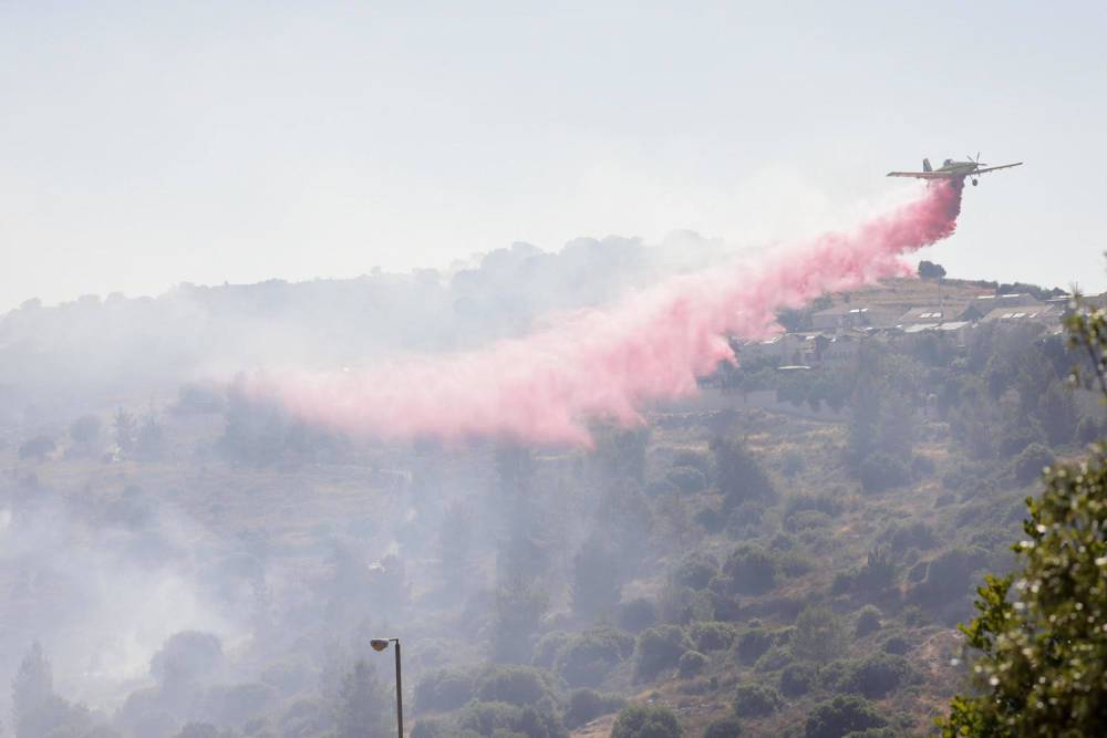 Возобновился лесной пожар в Иерусалимских горах. Огонь приближается к Бейтар-Илиту