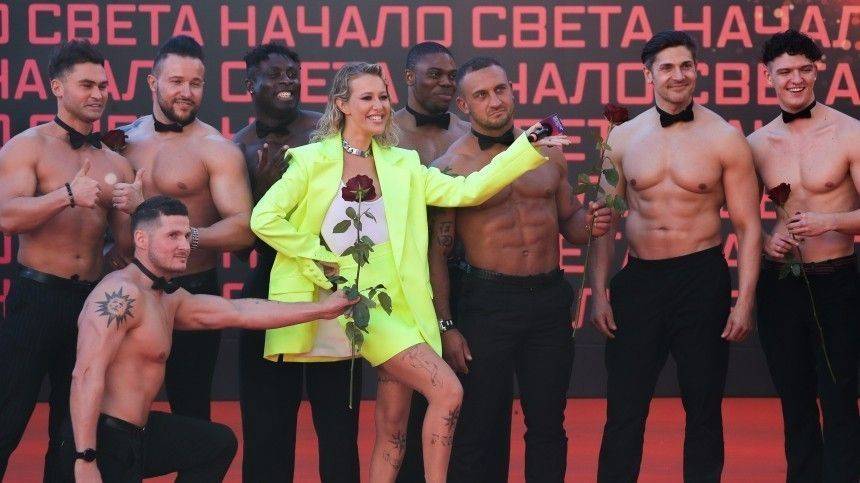 «Его величество Я»: Собчак назвала себя лидером в битве костюмов на премии Муз-ТВ